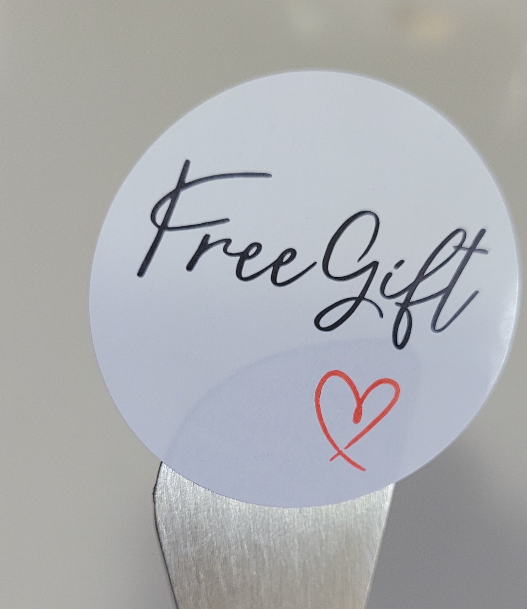 100 Sticker Prediseñado Free Gift White 1.5"
