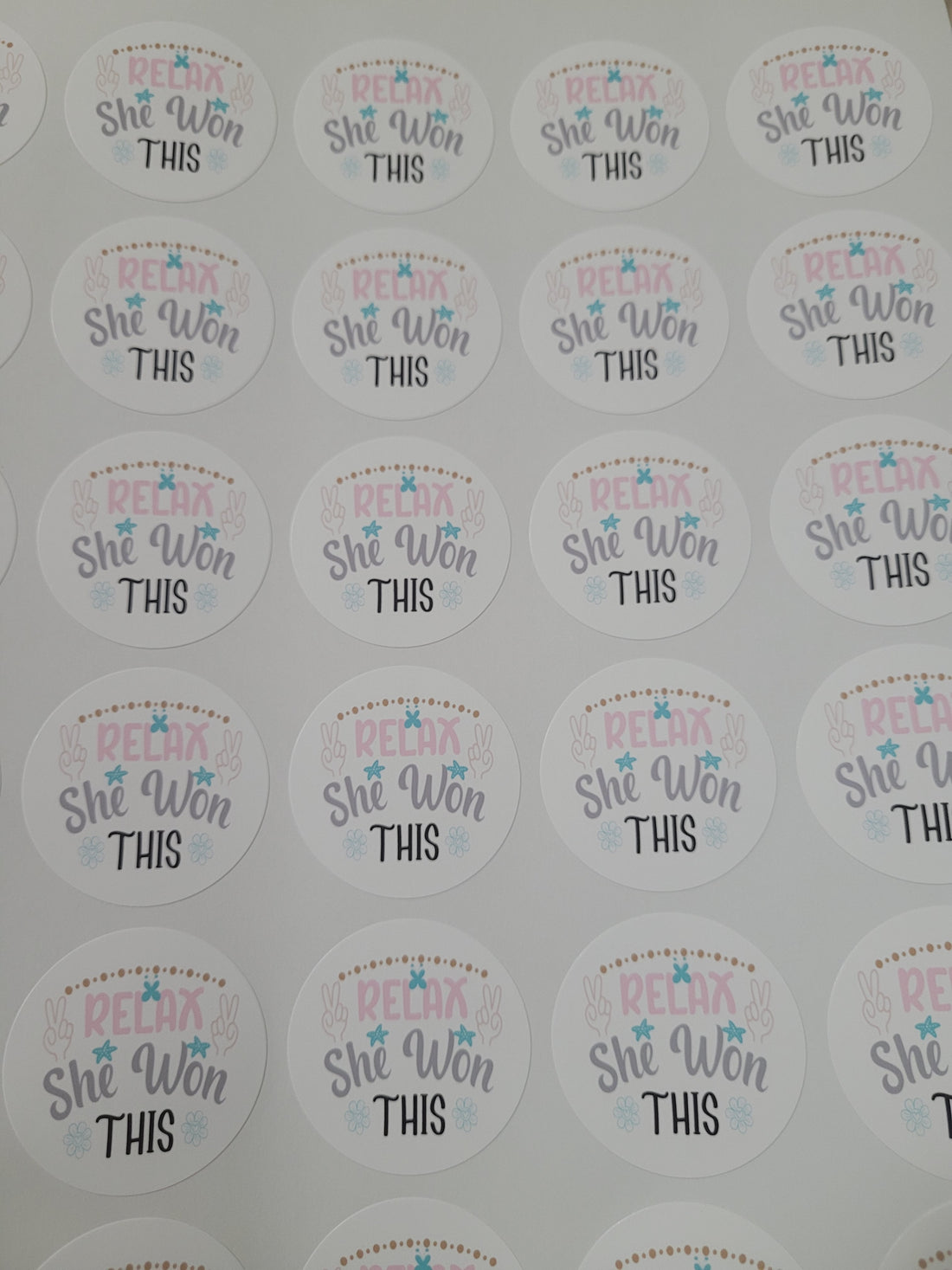 120 Sticker Prediseñado ALC Relájate ella ganó esto 1.5"