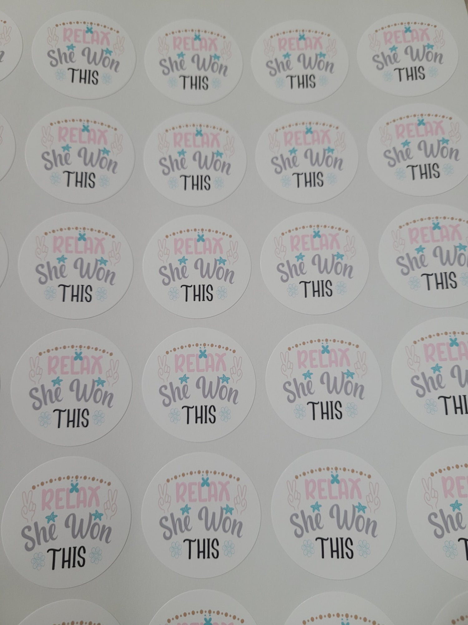 120 Sticker Prediseñado ALC Relájate ella ganó esto 1.5&quot;